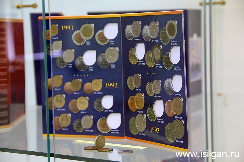 Ярмарка денег. Книжная выставка о деньгах. Ярмарка денег. Выставка денег. Деньги россии выставка.