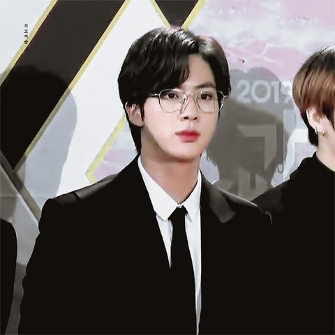 [PANN] Taktığı gözlüklerle kalp hoplatan Jin