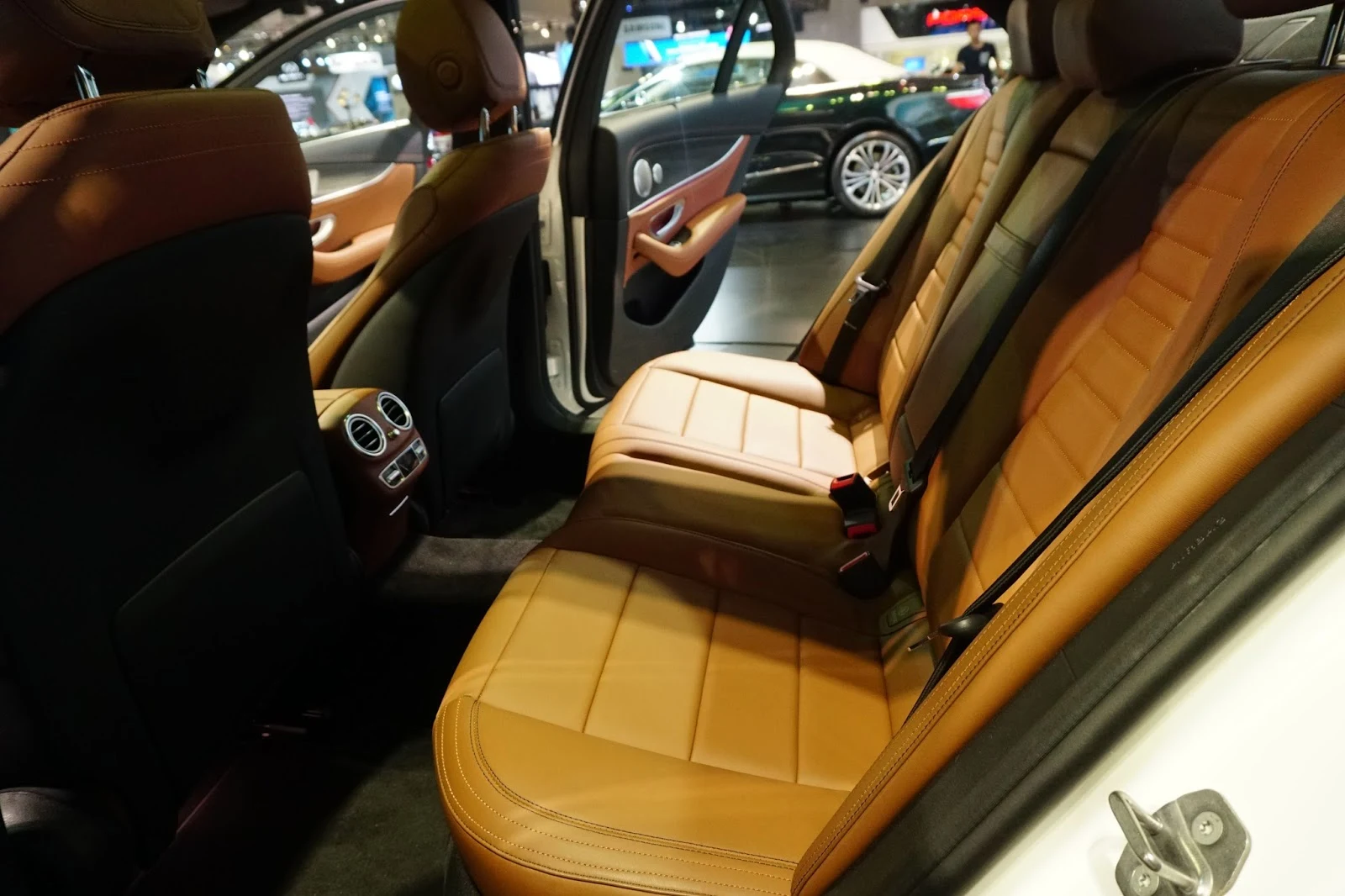 Hàng ghế sau của E300 AMG 2017 quá chất với nội thất sang, mạnh mẽ