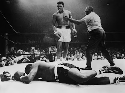 Biografi Muhammad Ali   Muhammad Ali dilahirkan dengan nama awal Cassius Marcellus Clay, Jr. Sosok yang dilahirkan pada 17 Januari 1942 silam di Louisville, Kentucky, Amerika Serikat yang terkenal dengan ayam goreng khasnya juga perbedaan etnis yang kental itu merupakan seorang mantan petinju professional keturunan Negro yang pada zamannya dianggap memiliki kedudukan dan martabat yang lebih rendah dibandingkan orang berkulit putih. Ayahnya bernama Cassius Marcellus Clay, Sr yang berprofesi sebagai pelukis papan nama dan reklame di pinggir jalan, sedangkan Ibunya yang bernama Odessa Grady Clay berprofesi sebagai pembantu rumah tangga. Ia memiliki seorang adik laki-laki bernama Rudolph Rudy Clay yang kemudian berganti nama menjadi Rahman Ali. Siapa yang menyangka bahwa kehilangan sepeda BMX baru miliknya pada tahun 1954 silam mengantarkan Ali kepada kancah pertijuan.   Semuanya berawal ketika Ali masih berusia 12 tahun. Sepeda yang baru saja dibelikan oleh orangtuanya raib diambil pencuri. Ali   biografi muhammad ali pasha biografi muhammad ali jinnah biografi muhammad ali hasyim biografi muhammad ali dalam bahasa inggris biografi muhammad ali ash shabuni biografi muhammad ali pasha pdf biografi muhammad ali bogra biografi muhammad ali shodiqin biografi muhammad ali syarief biografi muhammad ali hasyim sastrawan biografi muhammad ali 