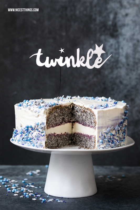 Galaxie Torte Galaxy Cake Rezept mit Mohn, weisser Schokolade, Pflaume