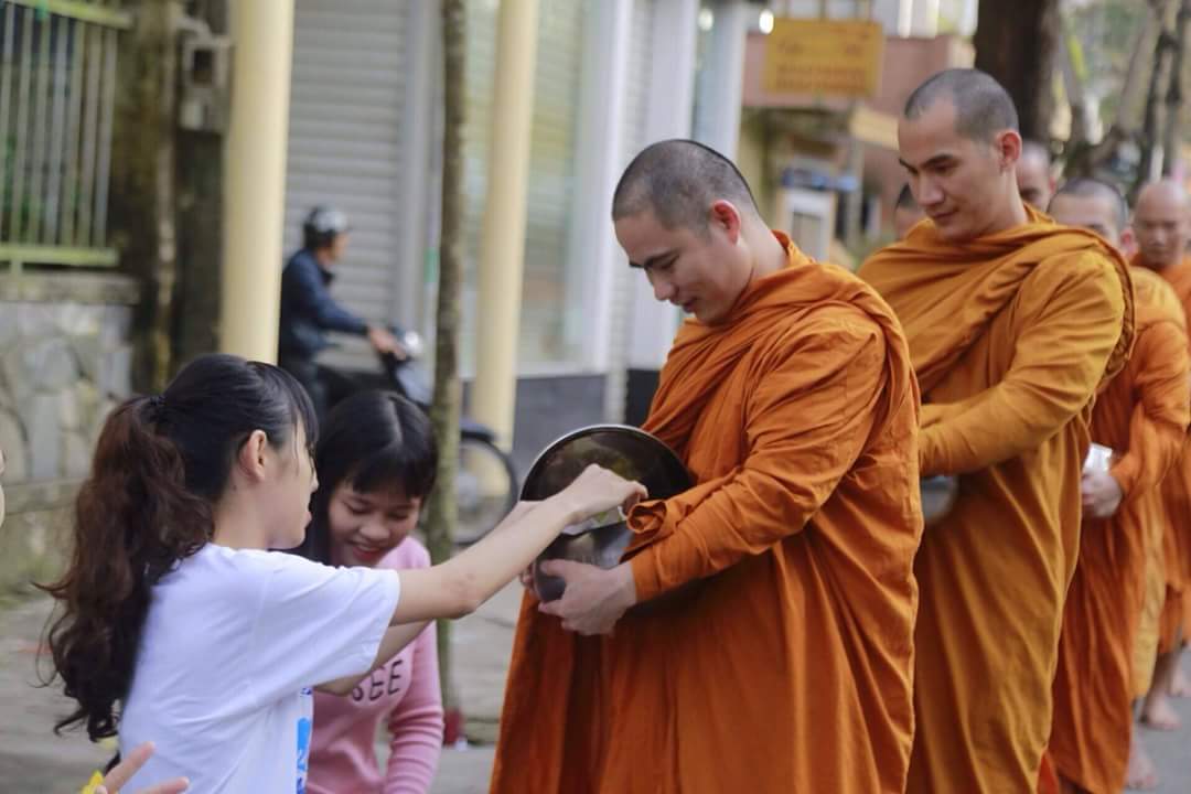 Đặt Bát, Khất thực Hình ảnh do Upasika Dương Lê chia sẻ.