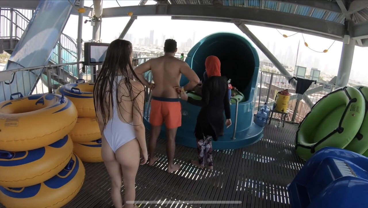 두바이 워터파크에서 즐기는 워터슬라이드 - 디쁠