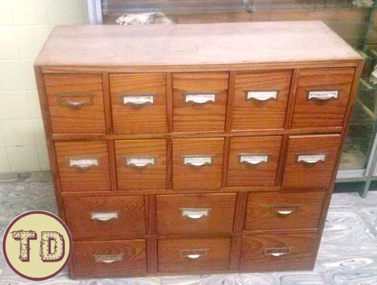 Trastos en el doblao: Cajonera de biblioteca reconvertida en mueble de