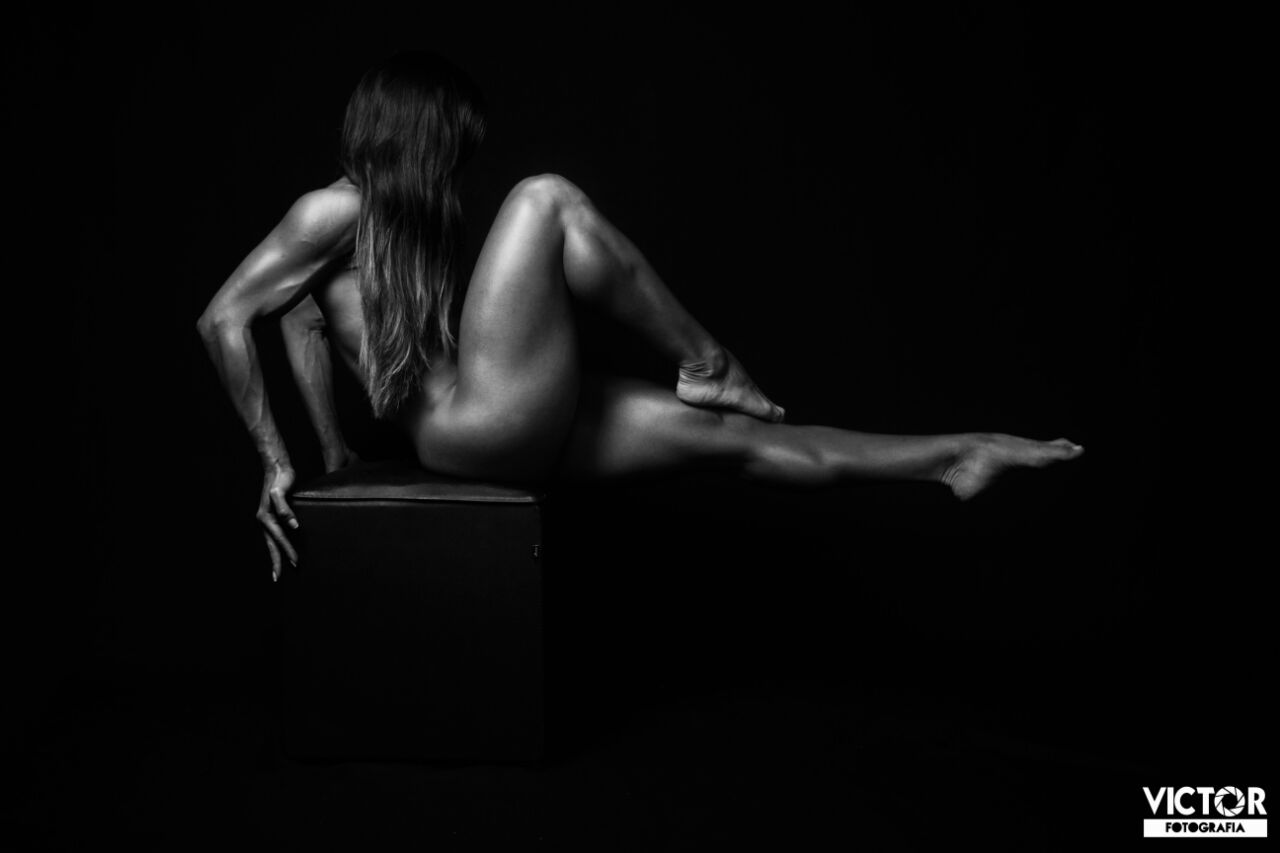 Atleta Carla Carra posa nua para ensaio artístico. Foto: Victor Catinin