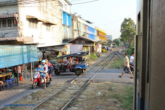Cara Santai ke Maeklong Railway Market