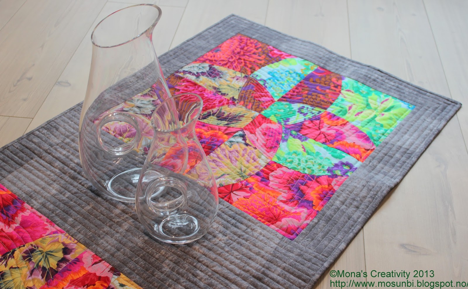 Mona's Creativity Modern Table Topper