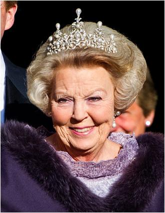 The Royal Order of Sartorial Splendor: Tiara Thursday: The Ornate Pearl Tiara