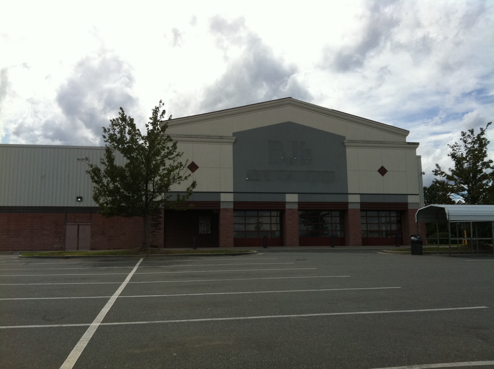 Dead and Dying retail Closed BJ's Wholesale in Charlotte, North Carolina