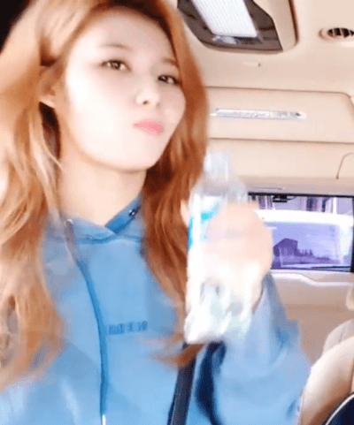 머리 정리하는 볼빵빵 사나