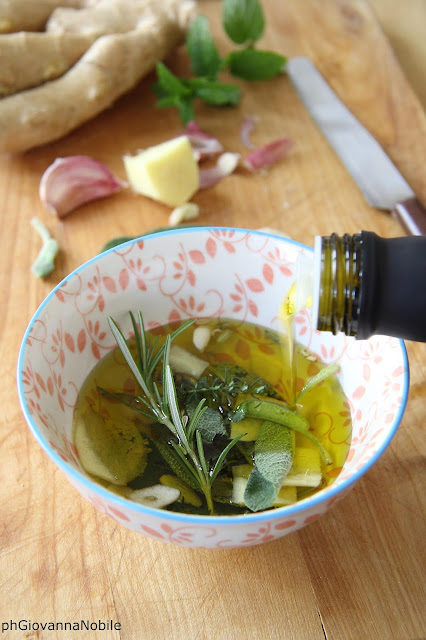 Olio extravergine d'oliva, aromatizzato con zenzero e salvia