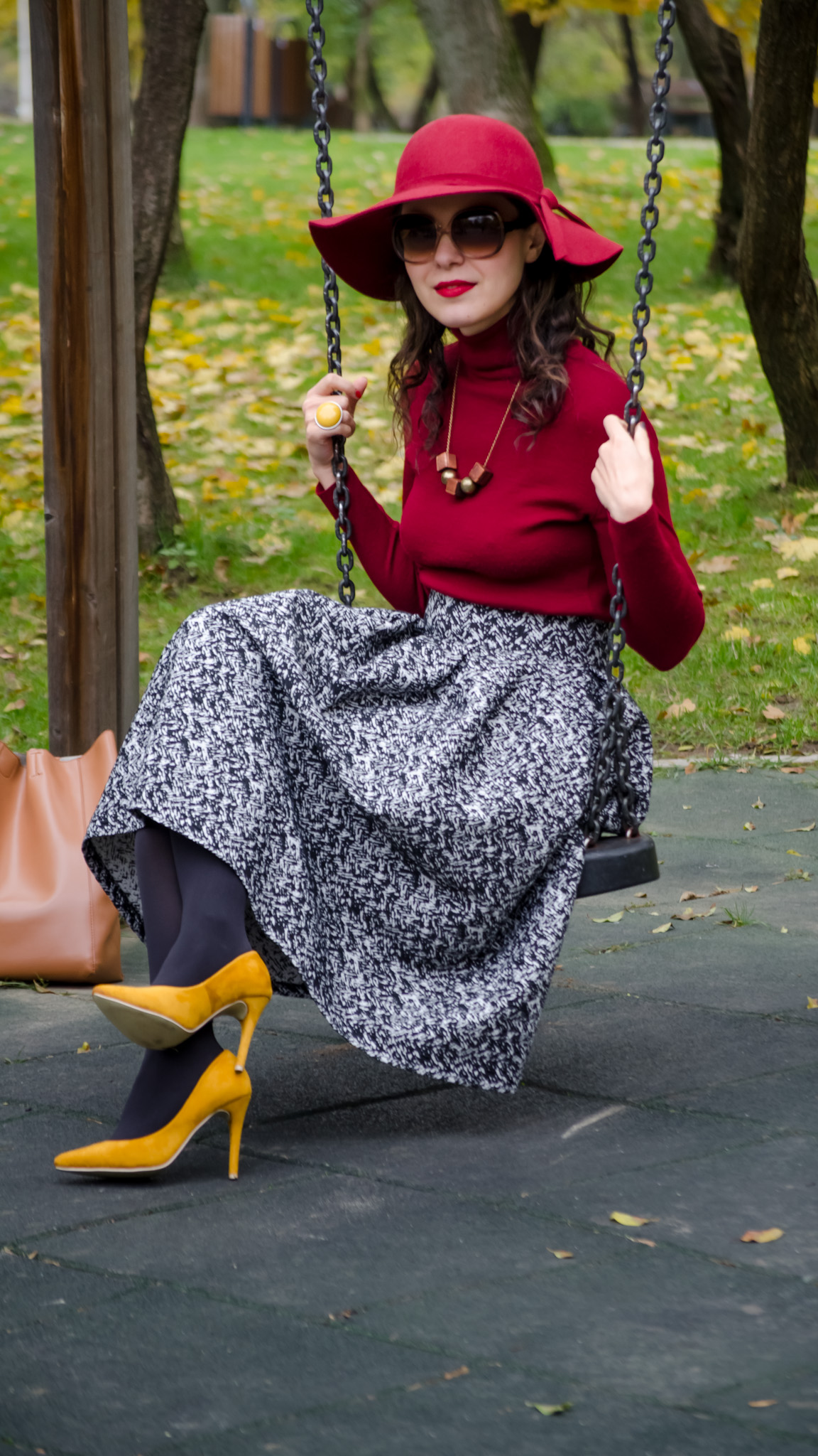 50s vibes and burgundy for fall floppy hat poema mustard shoes puffed up skirt black terranova jacket turtleneck koton over sized camel bag autumn fall park
