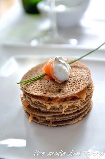 Millefeuille de crêpes de blé noir au saumon fumé