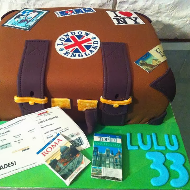 http://dvdcakes.blogspot.com.es/2013/10/tarta-maleta-la-tarta-para-una-viajera.html