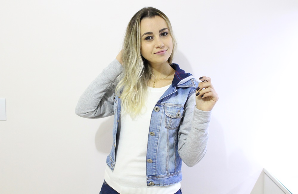 colete jeans com manga de moletom