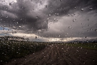 campagna con nuvole e pioggia