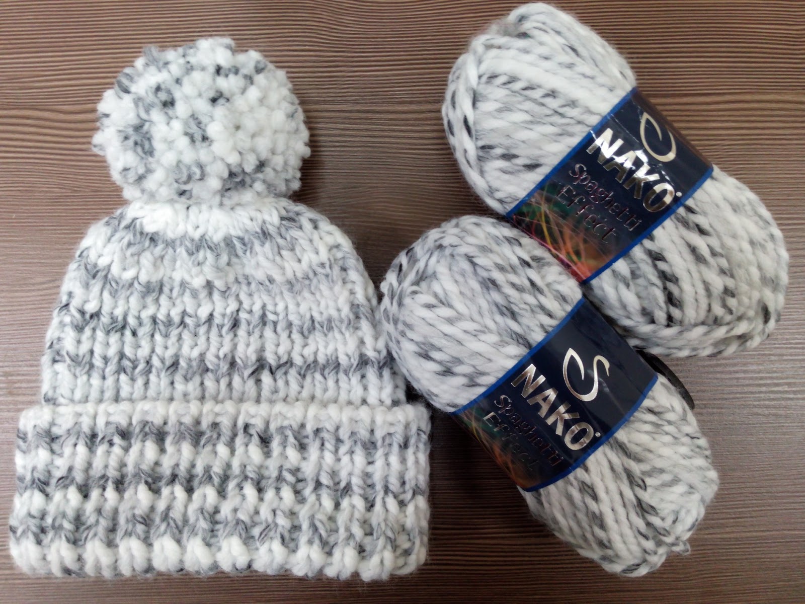 Какая пряжа подойдет для шапки. Шапка из ализе мегафил. Шапка из нако спагетти. Пряжа для вязания детских вещей. Шапка из трикотажной пряжи.