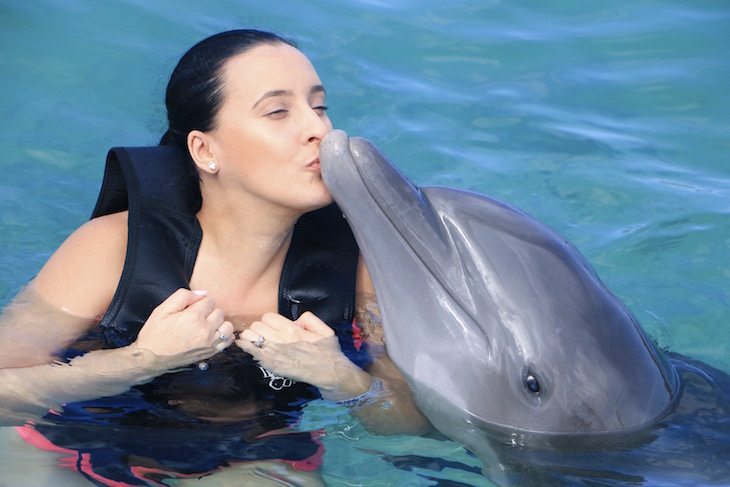 Swimming-With-Dolphin-Calypso-In-Dolphin-Cove-Jamaica-Vivi-Brizuela-PinkOrchidMakeup