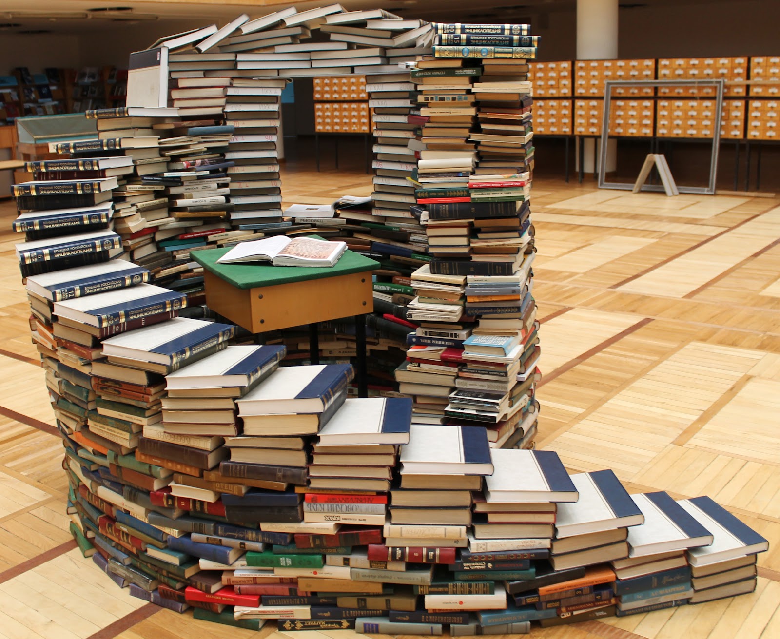 Отыщите место со множеством книг. Инсталляция из книг в библиотеке. Книга библиотека. Библиотека фон. Много книг.