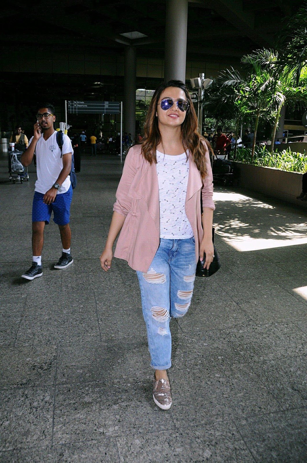 Surveen Chawla Looks Sexy in Ripped Jeans At The Mumbai Airport
