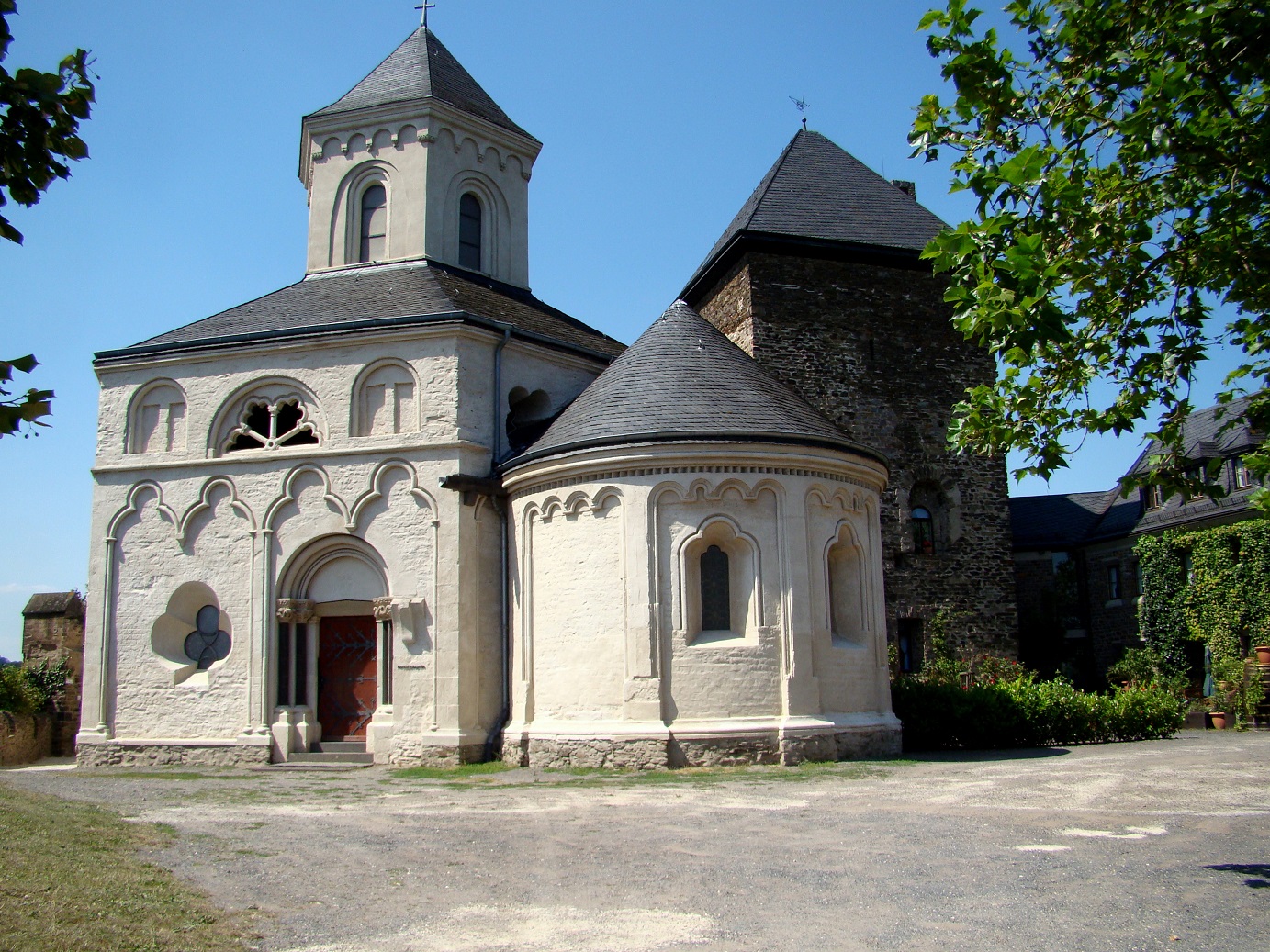 L'art roman ; passionnément Une églisedonjon et une chapelle