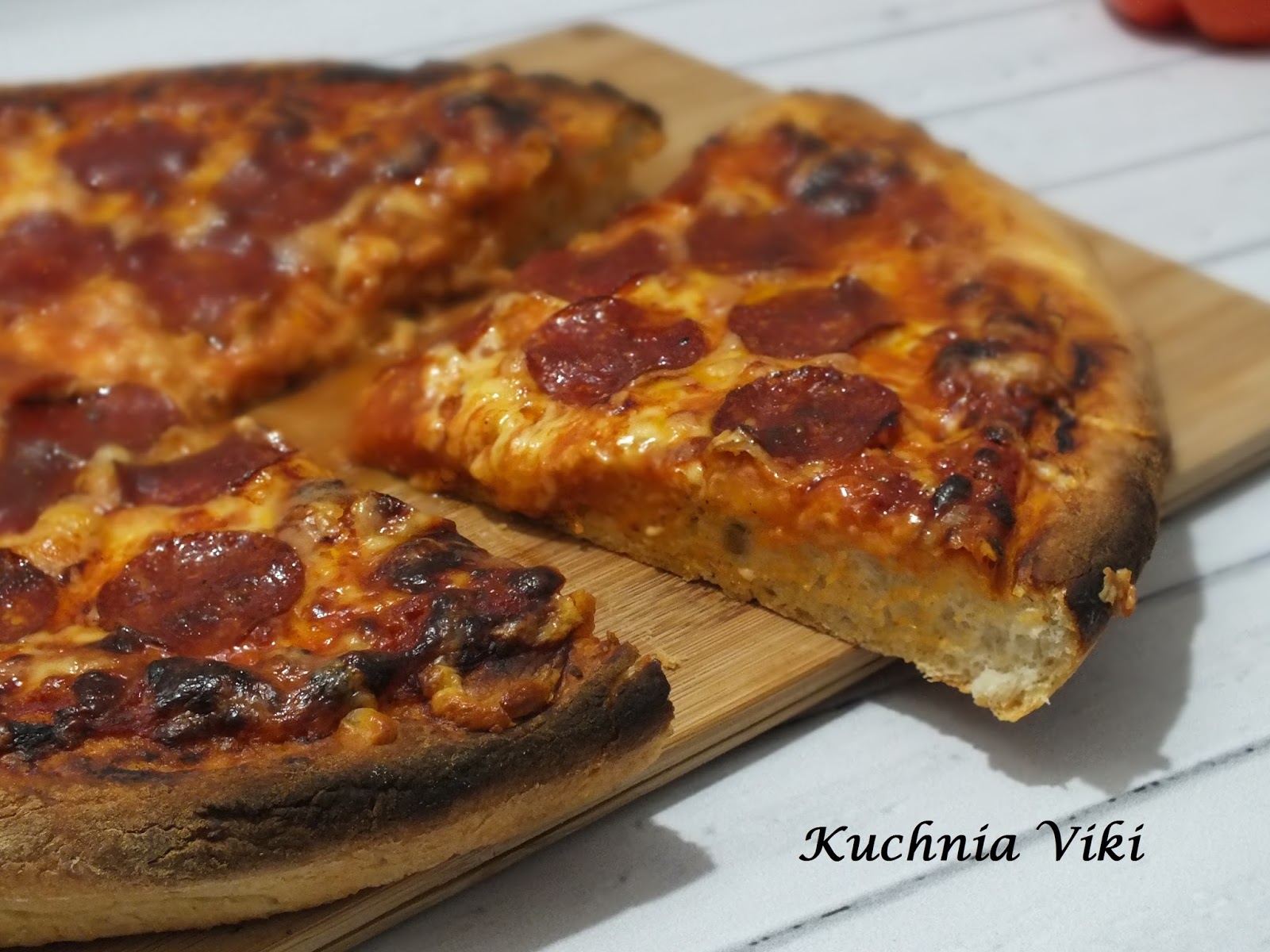 Pizza z salami, przepis na proste i szybkie ciasto Kuchnia Viki