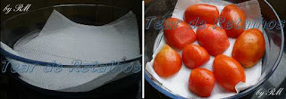 Metades de tomates distribuidos sobre uma folha de papel toalha que forra uma forma que possa ir ao forno de microondas