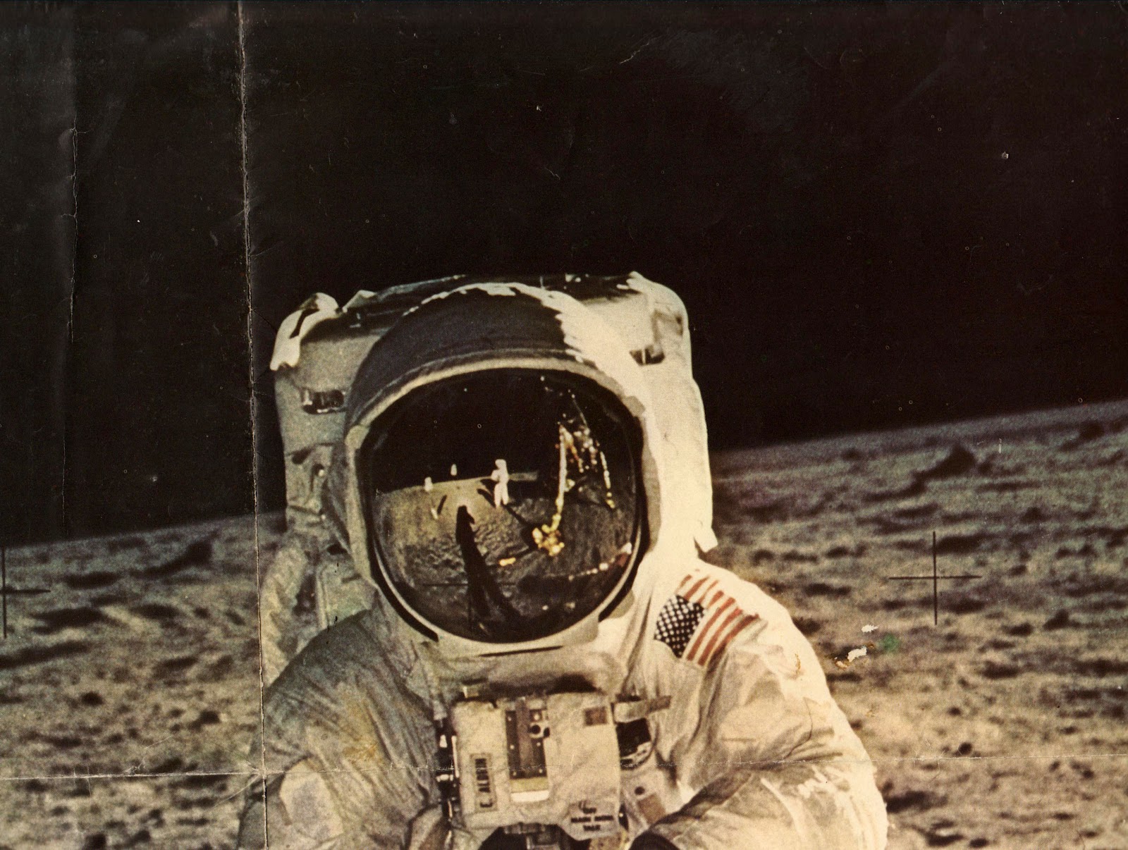 . HA MUERTO NEIL A. ARMSTRONG EL PRIMER HOMBRE QUE PISÓ LA LUNA. AQUÍ APARECE REFLEJADO EN EL