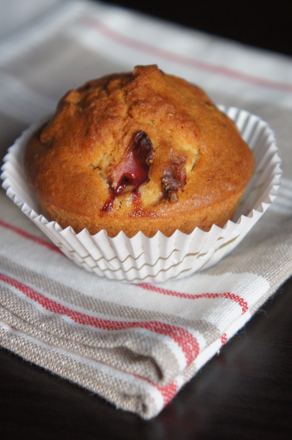 Muffins aux fraises et à la rhubarbe, parfumés à l'anis vert