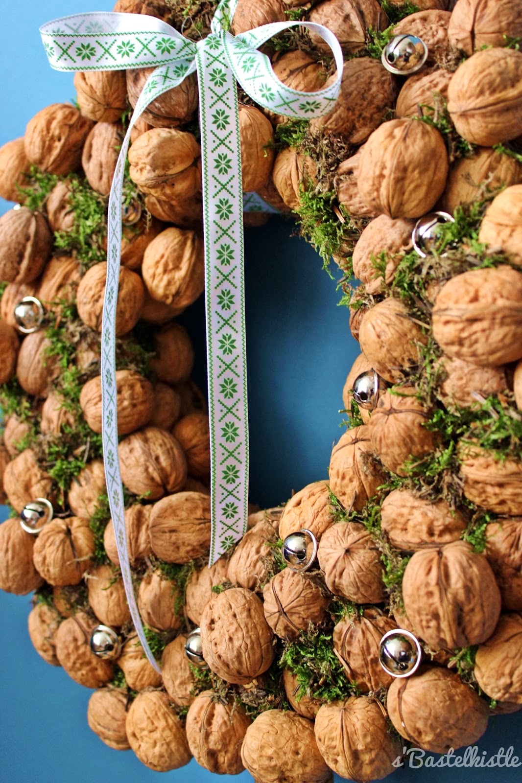 s'Bastelkistle: Walnusskranz