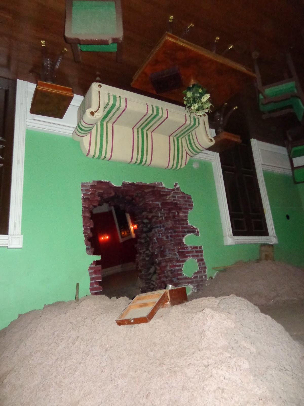 Unique Places UpsideDown White House [Wisconsin Dells, WI, USA]