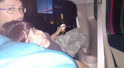 assistindo a um filme no cine Drive-in no porta-malas do carro