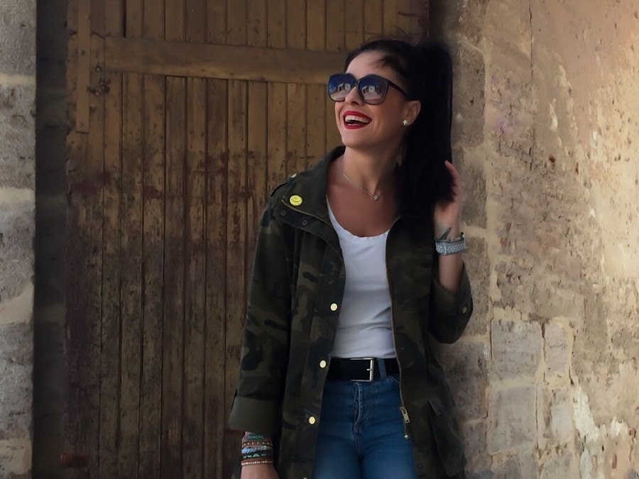 LOOK PRIMAVERA outfit Chaqueta camuflaje, jeans retro, capazo de mimbre con pompones y sandalias con flores