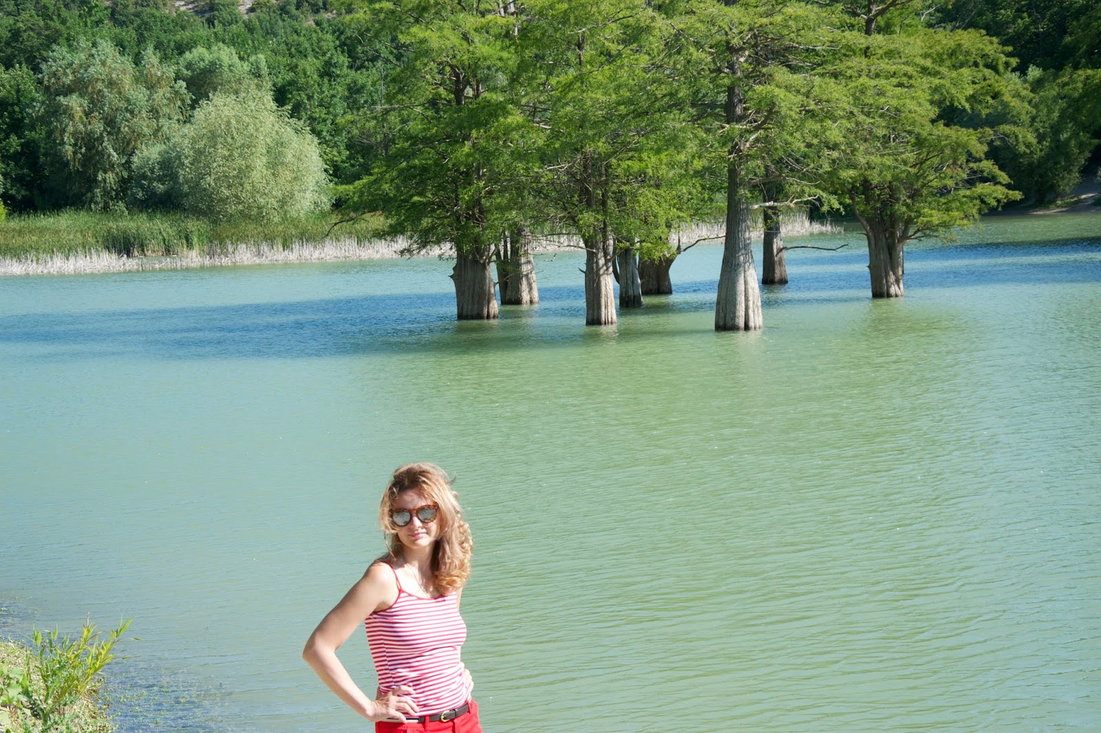 Девушки озеро фото. Кипарисовое озеро в Анапе. Кипарисовое озеро Сукко. Кипарисовое озеро в Анапе 2022 летом. Озеро Сукко в Анапе.