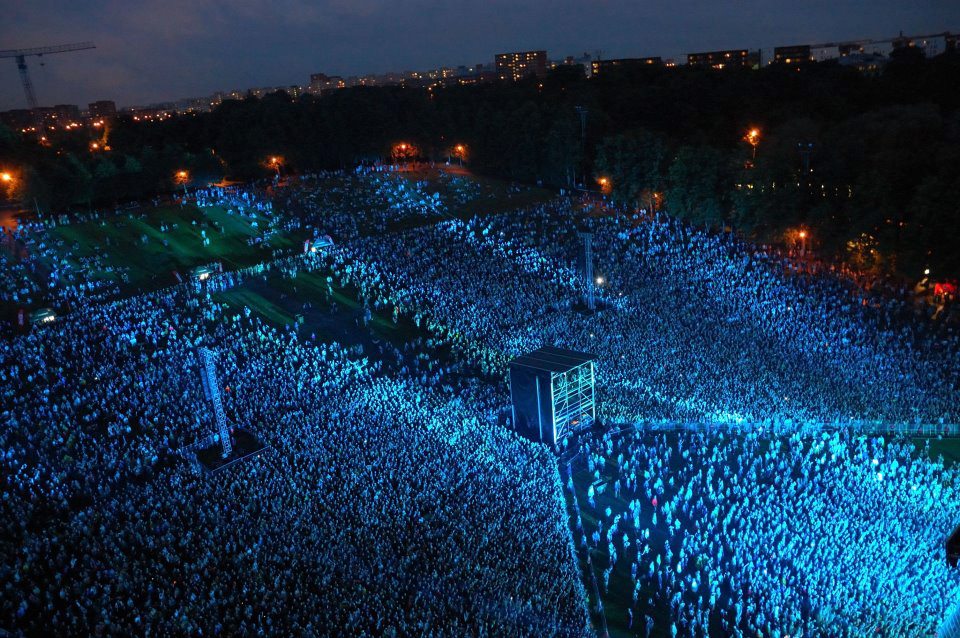 The concert start. Толпа 5000 человек. 5000 Человек на фото. Толпа 5000 человек фото. Толпа 5000 человек как выглядит.