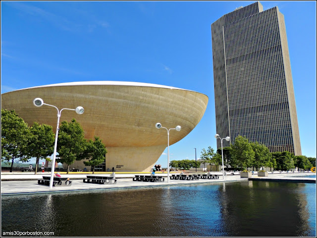 The Eggs Performing Arts Center en el Empire State Plaza, Albany The Eggs Performing Arts Center en el Empire State Plaza, Albany