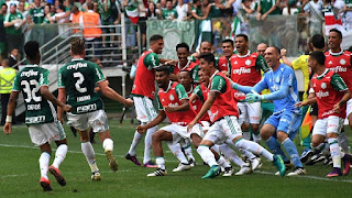 Palmeiras vence, encerra jejum e é campeão brasileiro após 22 anos