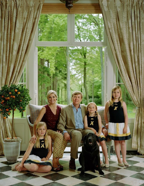 New Official Photos of King Willem Alexander , Queen Maxima and their daughters