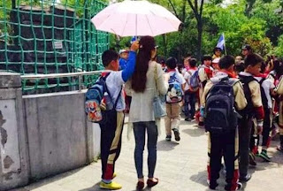 Guru Sok Cantik Bikin Heboh, Minta Dipayungi Muridnya Saat Piknik