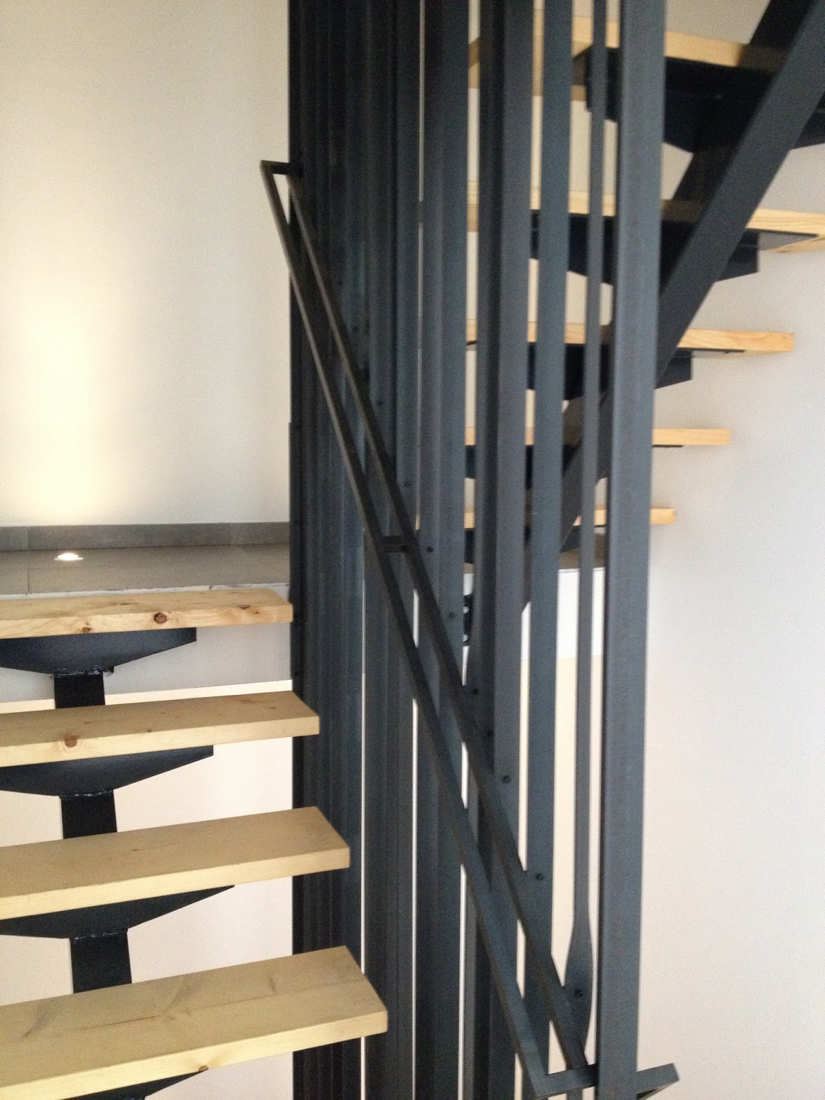 Stalen Trap Met Houten Treden En Getorste Strippen Als Balustrade Van Dinter Metaalvormgeving