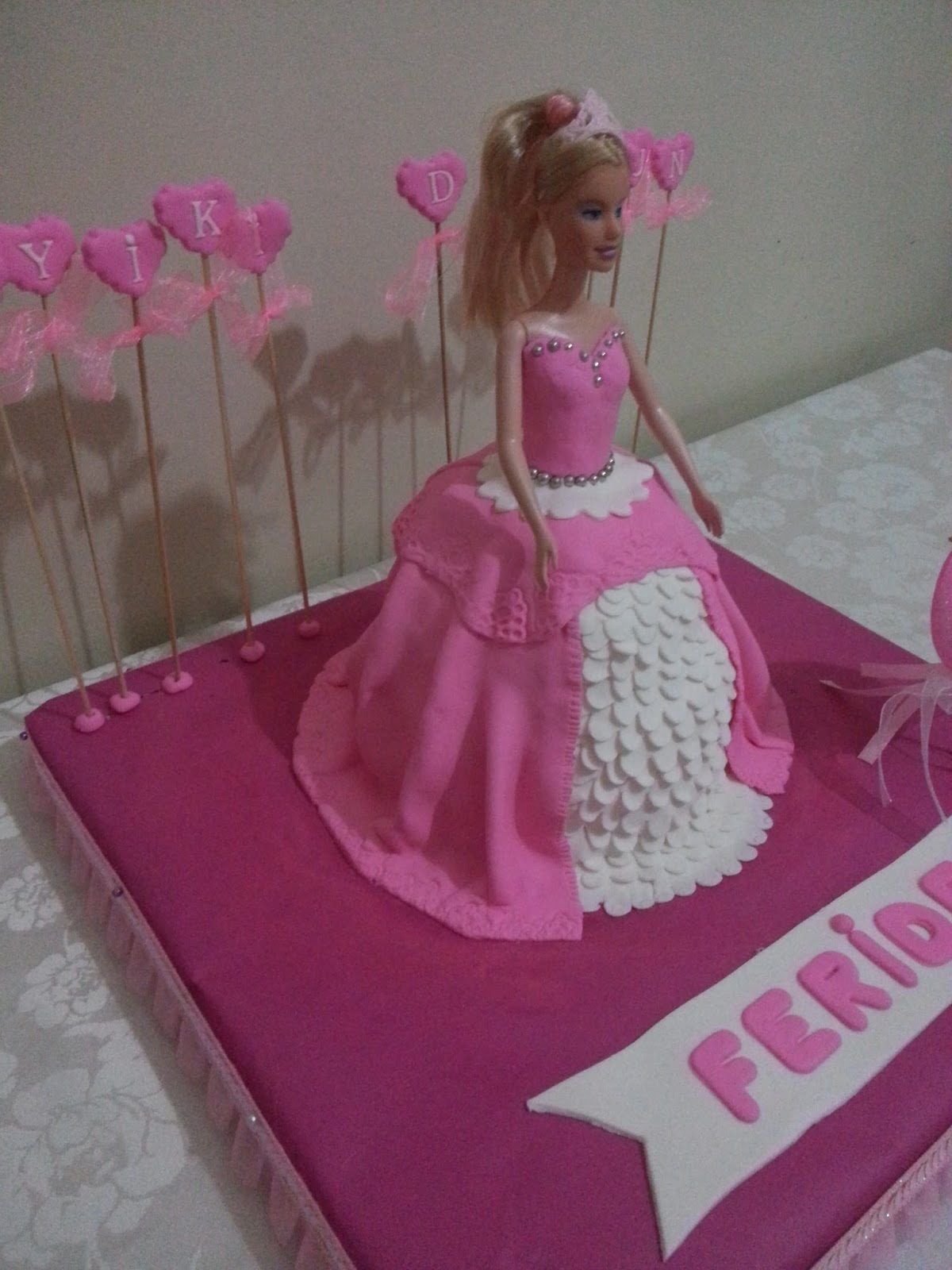 BiR DiLiM AŞK (KURABiYE & PASTA EViM) Barbie Bebekli Pasta