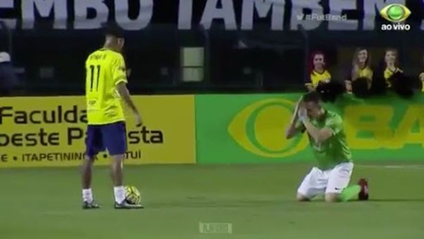 Meminta Ampun? Pemain Ini Malah Lakukan Kekonyolan Saat Berhadapan dengan Neymar Meminta Ampun? Pemain Ini Malah Lakukan Kekonyolan Saat Berhadapan dengan Neymar