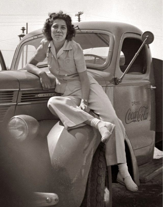 45 Cool Pics of Pants Styles That Women Often Wore in the 1930s and ...