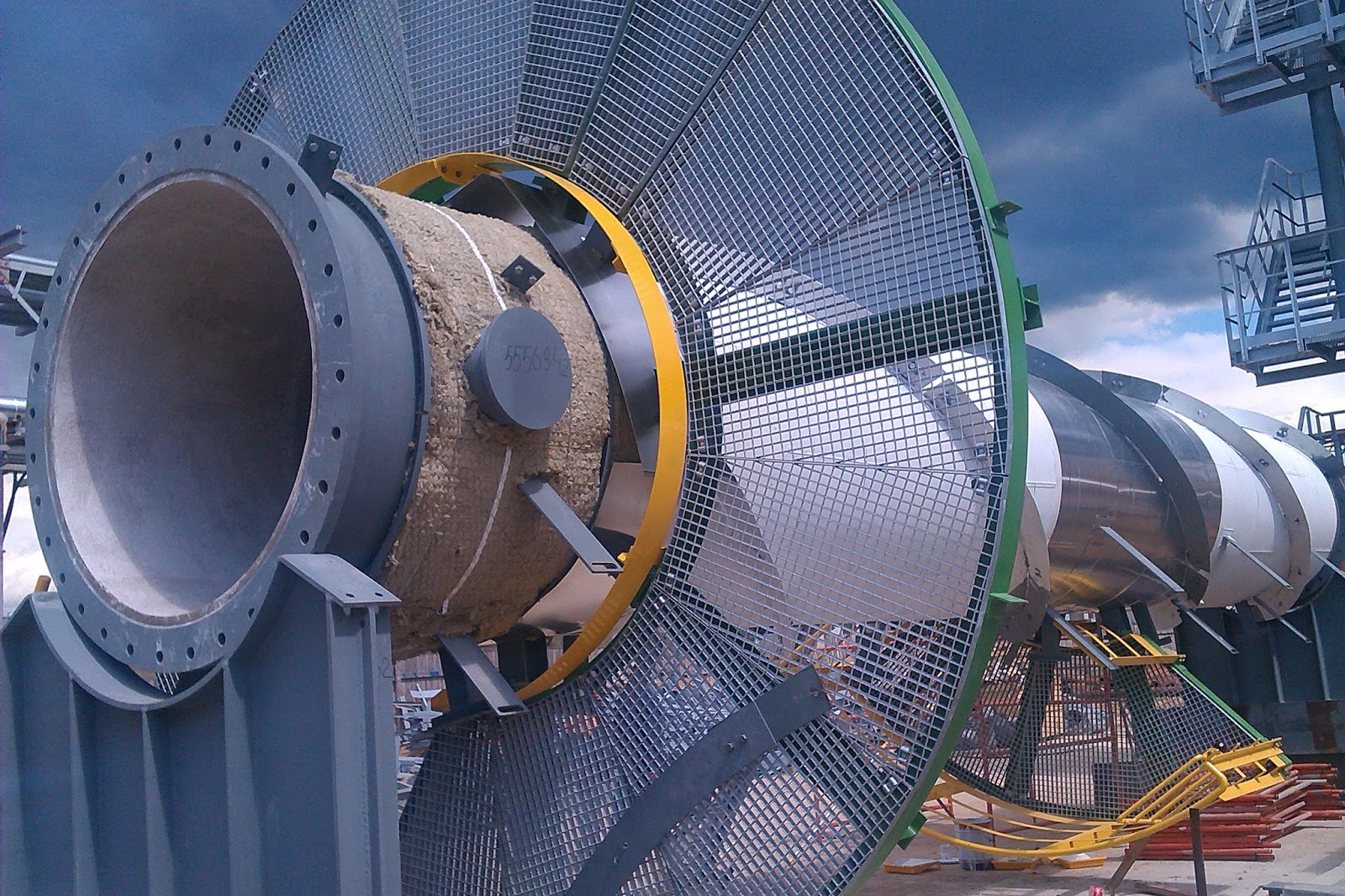 наружные осмотры дымовых труб и газоходов. площадка обслуживания дымовой трубы. компенсатор газохода дымовой трубы. демонтаж кирпичной дымовой трубы котельной. наружные осмотры дымовых труб и газоходов.