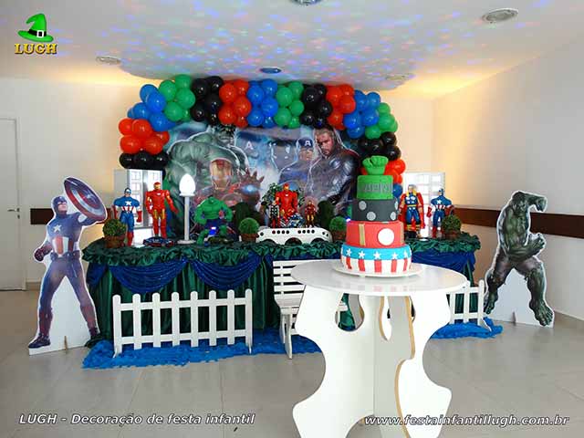Mesa decorativa tema Vingadores - Festa de aniversário infantil de meninos