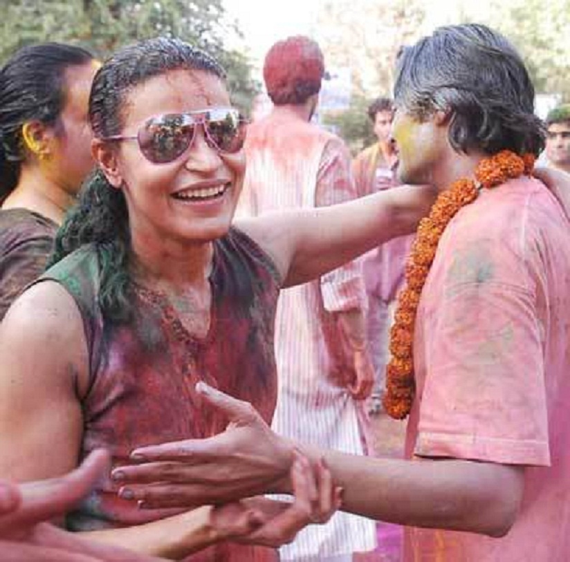 desi girls playing holi
