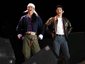 Masaya Matsukaze (right) with Takumi Hagiwara (left) in costume as Ryo and Ren at the 2001 AM2 Summer Festival.