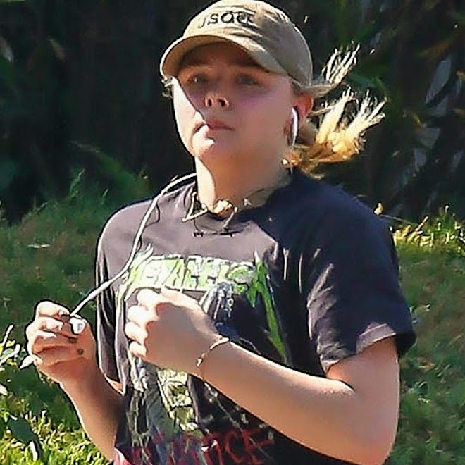 Chloe Moretz runs through LA in Metallica T-shirt : メタリカのロック T を着て走るクロエ・モレッツちゃん ! !