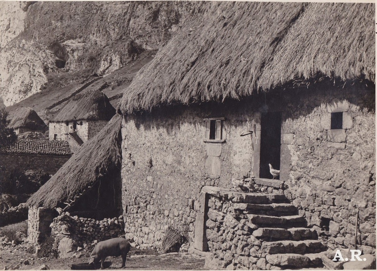 prosperidad Consciente Cava Fotografía antigua Teitos ( Pallozas) en Somiedo Asturias. c.1940