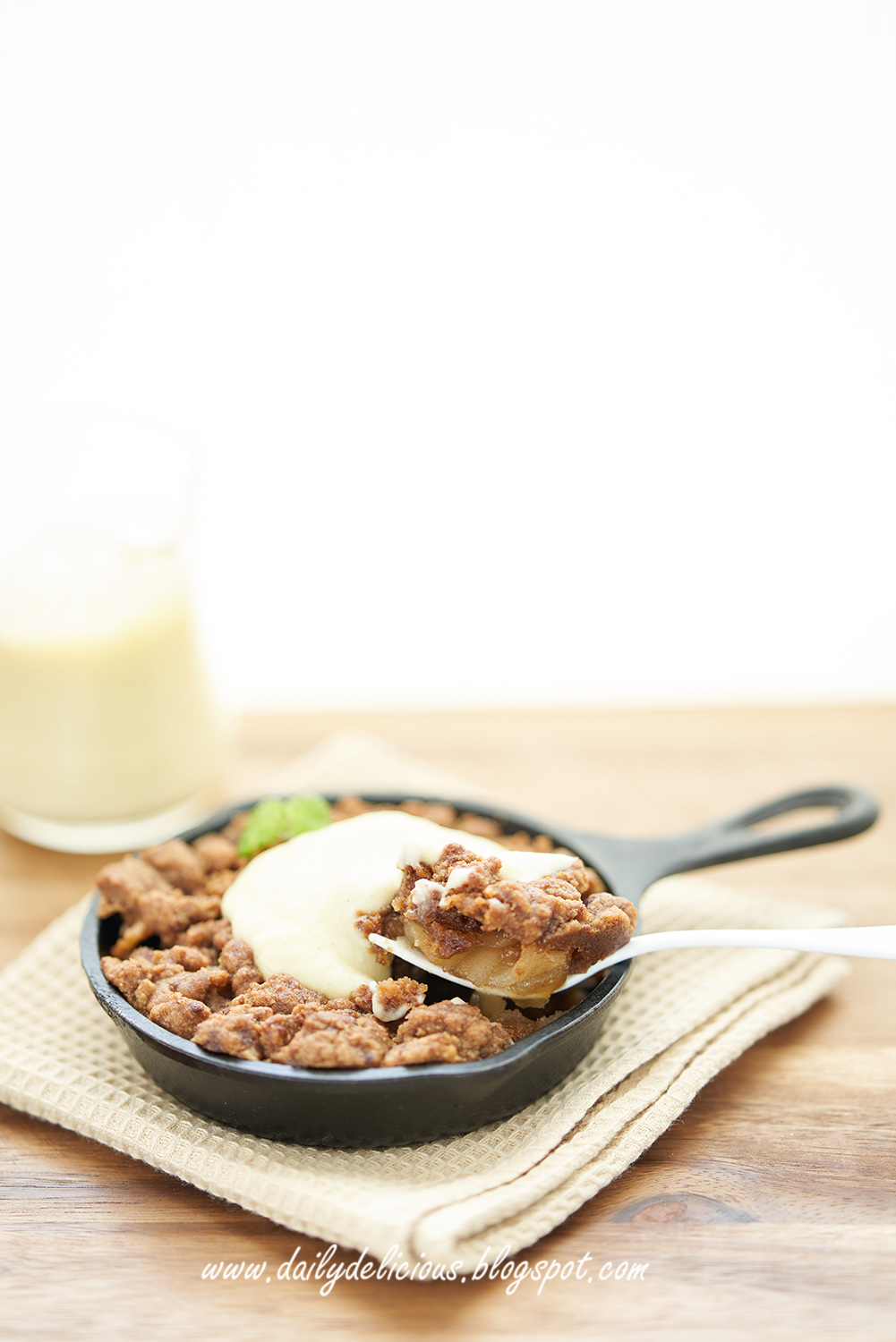 dailydelicious Brown sugar Apple crumble with Custard sauce